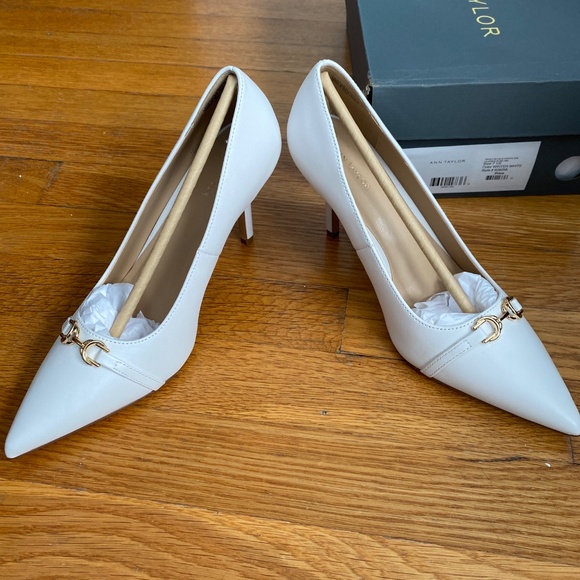 NEW ANN TAYLOR WINTER WHITE LEATHER BUCKLE POINTY TOE PUMPS HIGH HEEL SZ 7.5 - Picture 2 of 6